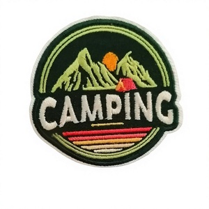 Patch brodé thermocollant pour le camping, motif tente de montagne, forme irrégulière, feutre non tissé, cadeau pour les amateurs de plein air - Product Image 1