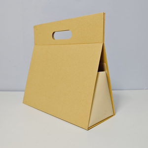 Caja de cartón rígido triangular premium reciclable de nuevo diseño con cierre magnético y asa personalizada, en forma de bolsa. - Product Image 1