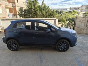 SUV automatique Blue Livan X3 Pro CVT avec pneus R16, conduite à gauche, intérieur sombre, galerie de toit métallique, véhicule essence avec caméra de recul - Product Image 2