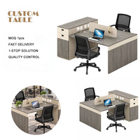 Poste de travail partagé pour deux personnes avec tiroirs de rangement couleur crème, finition grain de bois gris, panneau de séparation central