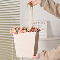 Vente en gros de sacs d'emballage pour bouquet de haute qualité Sacs en papier trapézoïdaux pour cadeau de transport de roses Boîtes cadeaux avec poignées Bouquets