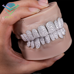 เพชรโมอิสซาไนต์สี D เกรด VVS ผ่านการทดสอบด้วยเครื่องตรวจสอบเพชร เครื่องประดับกริลล์ซ์แบบฮิปฮอปสั่งทำพิเศษ เงินแท้ 925 ชุบทอง 18K ประดับเพชรเต็มชิ้น - Product Image 1