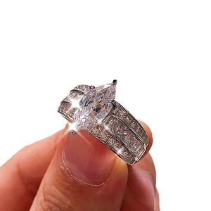 Set di anelli di fidanzamento con diamanti taglio pera Q652 per donna, montatura a griffe classica, set di gioielli raffinati - Product Image 3