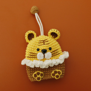 Portachiavi all'uncinetto fatto <span class=keywords><strong>a</strong></span> mano di Cloth Bag Fragrance, il piccolo ciondolo in lana intrecciato da una mor, e la graziosa tigre. - Product Image 1