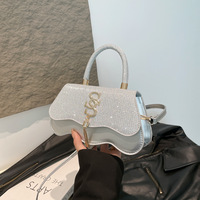 Nouveau sac à main léger pour femme, sac à bandoulière tendance avec logo métallique de luxe, idéal pour le shopping