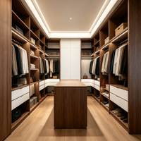 Dressing sur mesure avec îlot central intégré, armoire et rangement en bois pour chambre principale de villa, avec éclairage LED