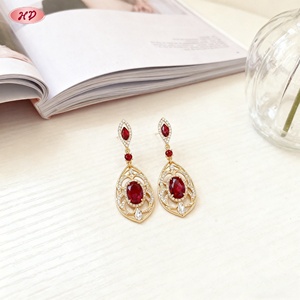 Hengdian Jewelry Wholesale - Pendientes Colgantes Huecos de Zirconia Roja Chapados en Oro de 18K Estilo Vintage, Unisex, para Fiestas, Bodas, Oficina (MOQ 12) - Product Image 4