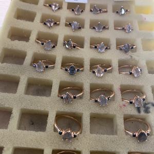 แหวนหมั้นเพชรดำควอตซ์รูไทเลตสีดำประดับด้วยทองคำสีโรสโกลด์สามเม็ด - Product Image 5