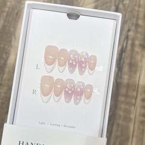 <span class=keywords><strong>Uñas</strong></span> Postizas Blancas Simples <span class=keywords><strong>con</strong></span> Diseño Minimalista de <span class=keywords><strong>Pequeñas</strong></span> <span class=keywords><strong>Flores</strong></span> Pintadas a Mano en Francés Blanco, Hechas a Mano, para Exportación - Product Image 2