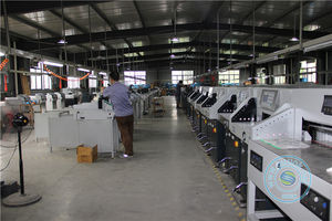 Bon marché Chine Bureau Cahier Abrasif Transfert Kraft Emballage Boîte Lettres Feuille Papier Double Guide Automatique Machine De Découpe De Papier - Product Image 4