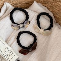 Élégante élastique à cheveux en tissu acétate avec nœud – Chouchou de haute qualité, accessoire de mode pour femme, idéal pour les occasions décontractées ou les soirées