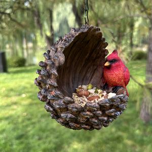 बगीचे और पैटियो पक्षी फीडर एक यथार्थवादी पाइन शंकु डिजाइन के साथ राल से बना उद्यान और पेटियो पक्षी फीडर - Product Image 2