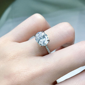 Anello da donna ovale con zirconi lucidi, elegante gioiello da mano per matrimonio, fidanzamento e uso quotidiano - Product Image 6