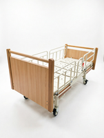 Lit de Soins Gerontologiques en Promotion avec Barrière Pliante Intégrale, 125 Roulettes Silencieuses, Pieds Arrière Réglables – Idéal Maison et Hôpital
