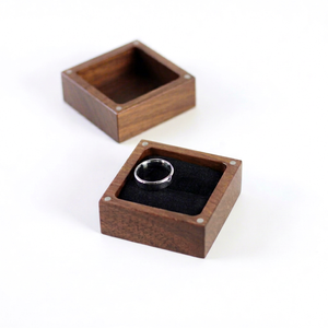 Boîte à bague en bois de noyer avec couvercle magnétique, gravure personnalisée, boîte cadeau pour demande en mariage, organisateur de bijoux, présentoir à bijoux - Product Image 1