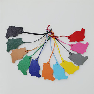 Da saudi bản đồ Bảng chữ cái Ba lô Mặt dây chuyền Keychain Phụ nữ túi quyến rũ treo trang trí Quà tặng khuyến mãi phụ kiện - Product Image 6