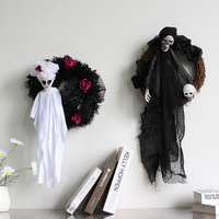 Guirlande de porte d'Halloween moderne avec fantômes blancs, guirlande noire, roses rouges en plastique et tissu pour décoration de maison hantée et de fête