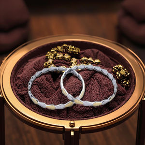 Bracelets Kada en argent mince fabriqués à la main avec un produit de bijouterie fine à finition bicolore - Product Image 1