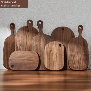 Tagliere in Legno di Noce Nero Nordamericano Premium, Vassoio da Servizio Artigianale con Manico Ergonomico, Qualità Professionale per Salumi e Formaggi - Product Image 3