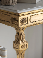Console en bois de bouleau antique française avec finition dorée artisanale et plateau en marbre pour salon de luxe, table de loisirs