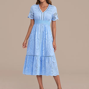 Robe midi en coton bleu, à manches courtes, col en V, brodée et ajourée, de luxe, avec broderie en coton - Product Image 3