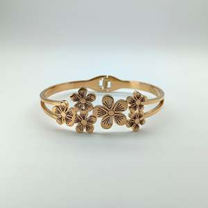 Brazalete de Moda en Acero Inoxidable 316L con Baño de Oro PVD y Diseño Floral, Joyería para Mujer - Product Image 1