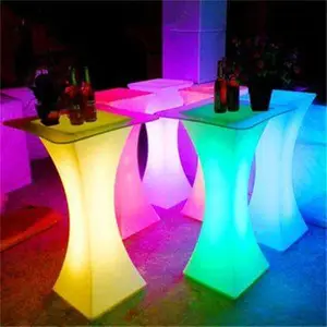 फैशन डिजाइन आउटडोर फर्नीचर पीई प्लास्टिक एलईडी प्रकाश पार्टी घटना आउटडोर बार मेज