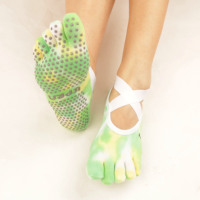 Calcetines de yoga de 5 dedos con efecto tie-dye OEM, con banda cruzada, antideslizantes, de algodón, invisibles para pilates, calcetines de interior tejidos económicos