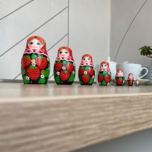 Ensemble de 7 poupées gigognes russes avec foulard rouge et robe à motif fraise, poupées gigognes Matryoshka faites à la main et peintes à la main - Product Image 5