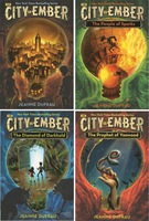 La série complète de quatre livres La Ville d'Ombrage, édition complète |   Roman fantastique imprimé numériquement dans une boîte en carton