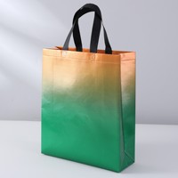Sac fourre-tout non tissé laser coloré de bonne qualité avec impression de logo sac d'emballage de marque à la mode sacs-cadeaux de magasin