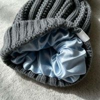 Bonnet en tricot épais avec pompon, doublure en satin, chaud pour l'hiver, grande boule de fourrure moelleuse, bonnet tricoté pour femme, usage quotidien en extérieur