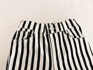 กางเกงยีนส์เด็กขาบานลายทางขาวดำ ดีไซน์ใหม่ปี 2022 ขายดี พร้อมยางยืดที่เอว - Product Image 4