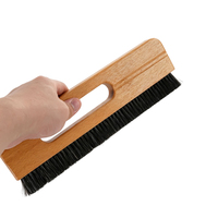 Pinceau professionnel à manche en bois et poils de cheval pour l'installation et le lissage de papiers peints et revêtements muraux