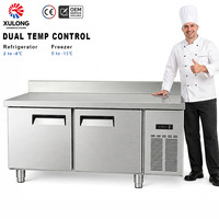 Réfrigérateur-congélateur professionnel en acier inoxydable sous comptoir pour cuisine de restaurant avec évier intégré et crédence