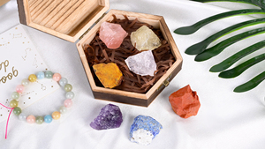 Caja de Regalo de Cristal Natural para Meditación con Logotipo Personalizado, Caja de Madera Curativa con Set de Piedras Crudas de los Siete Chakras - Product Image 4