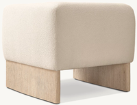 Fauteuil d'appoint moderne et épuré en forme de U avec accoudoirs intégrés, revêtement en bouclette blanche et base en chêne clair massif