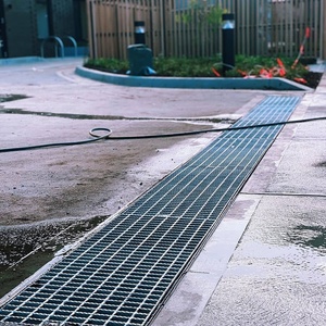 <span class=keywords><strong>Barre</strong></span> de roulement extérieure de 5mm d'épaisseur en acier inoxydable galvanisé Caillebotis en acier robuste Couvercle de tranchée Certificat CE ISO - Product Image 1