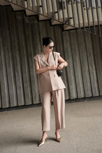 Pantalon fuselé ample en laine pour femme, taille élastique, été, 78% polyester, 18% rayonne, 4% élasthanne, fabriqué au Vietnam - Product Image 2