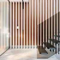 Escalier flottant haut de gamme sur mesure avec structure en acier cantilever pour bâtiment résidentiel