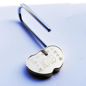 กุญแจทองเหลืองรูปหัวใจขัดเงาบนสะพานรักล็อคแสดงเสียงสระโรแมนติก - Product Image 2
