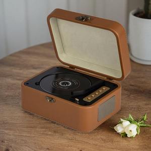 ลำโพงมินิแบบพกพา ดีไซน์วินเทจ หนังแท้ รูปทรงเครื่องเล่นซีดี ดีไซน์เรโทร ของตกแต่งบ้าน ของขวัญ - Product Image 3