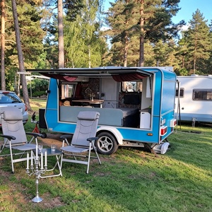 Piccolo Rimorchio da Campeggio con Spazio Abitativo Laterale Aperto, Camper Leggero Trainabile per Pernottamenti in Pieno Bosco, Tour in Caravan - Product Image 1