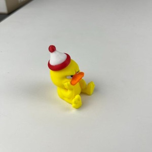 Adorno de Pato Amarillo Enojado Impreso en 3D con Gorro Navideño - Product Image 5