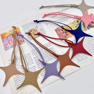 Porte-clés en cuir PU en forme <span class=keywords><strong>de</strong></span> croix et étoile, breloques mignonnes pour sacs à main, vente en gros, pour l'Arabie Saoudite, le Qatar, les Émirats arabes unis, le Koweït - Product Image 1