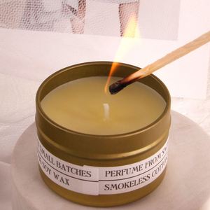 Bougie artisanale en cire de soja dans un pot en métal doré, sans fumée, aromathérapie, style minimaliste, parfum floral, décoration d'intérieur - Product Image 1