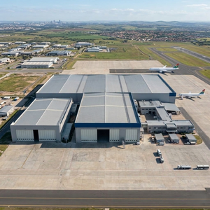 Entrepôt en acier préfabriqué, conception industrielle pour hangars d'avions, hubs logistiques, ateliers, bâtiments de bureaux - Haute capacité - Product Image 1