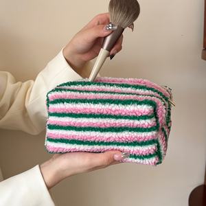 Sac de maquillage rayé en laine d'agneau coton personnalisé fermeture éclair étiquette de lavage doux pour l'hiver sac cosmétique 8 pouces usine vente en gros - Product Image 1