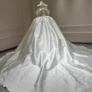 Vestido de Novia Moderno Estilo Francés con Textura Satinada, Cola de Capilla, Escote Corazón y Espalda Descubierta para - Product Image 3