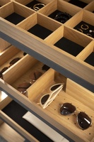 Dressing sur mesure moderne de luxe avec éclairage LED intégré, intérieur en bois écologique, portes miroir, rangement modulaire